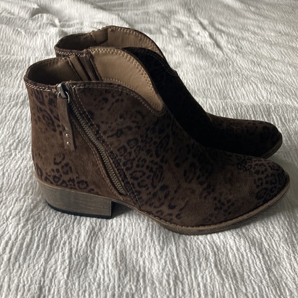 Very G Shoes Very G Divine Faded Leopard Heeled Ankle Boot Size 85